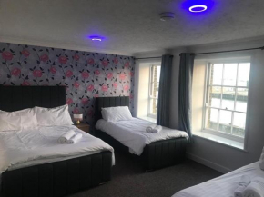 Spacious One Bedroom Flat with River View, 1E